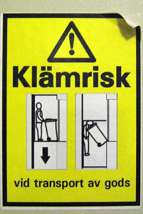 Надпись в лифте: Klamrisk vid transport av gods