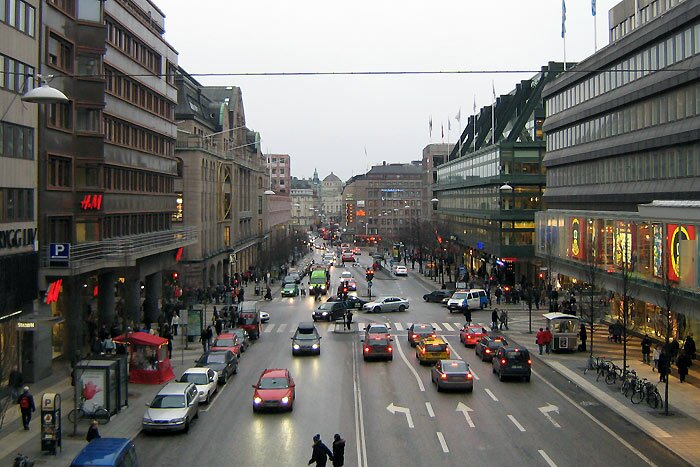 Перепрыгиваю улицу в Стокгольме