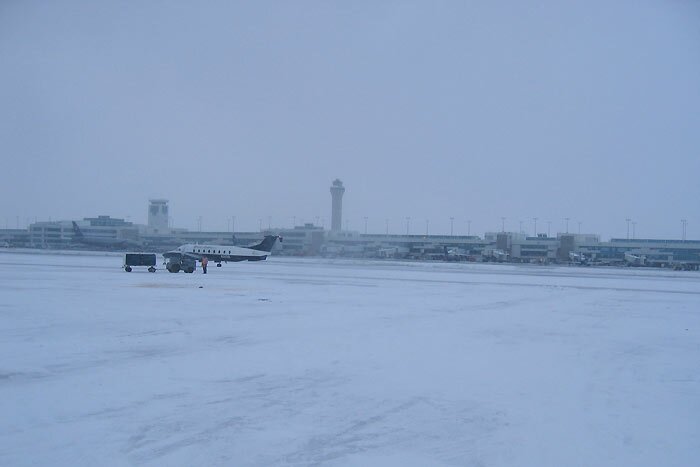Денверский аэропорт в снегу